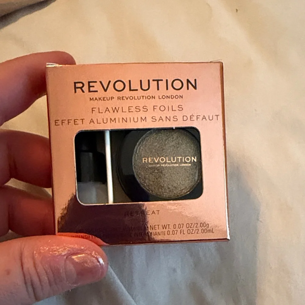 Revolution Flawless Foils Eyeshadow - Silver‎